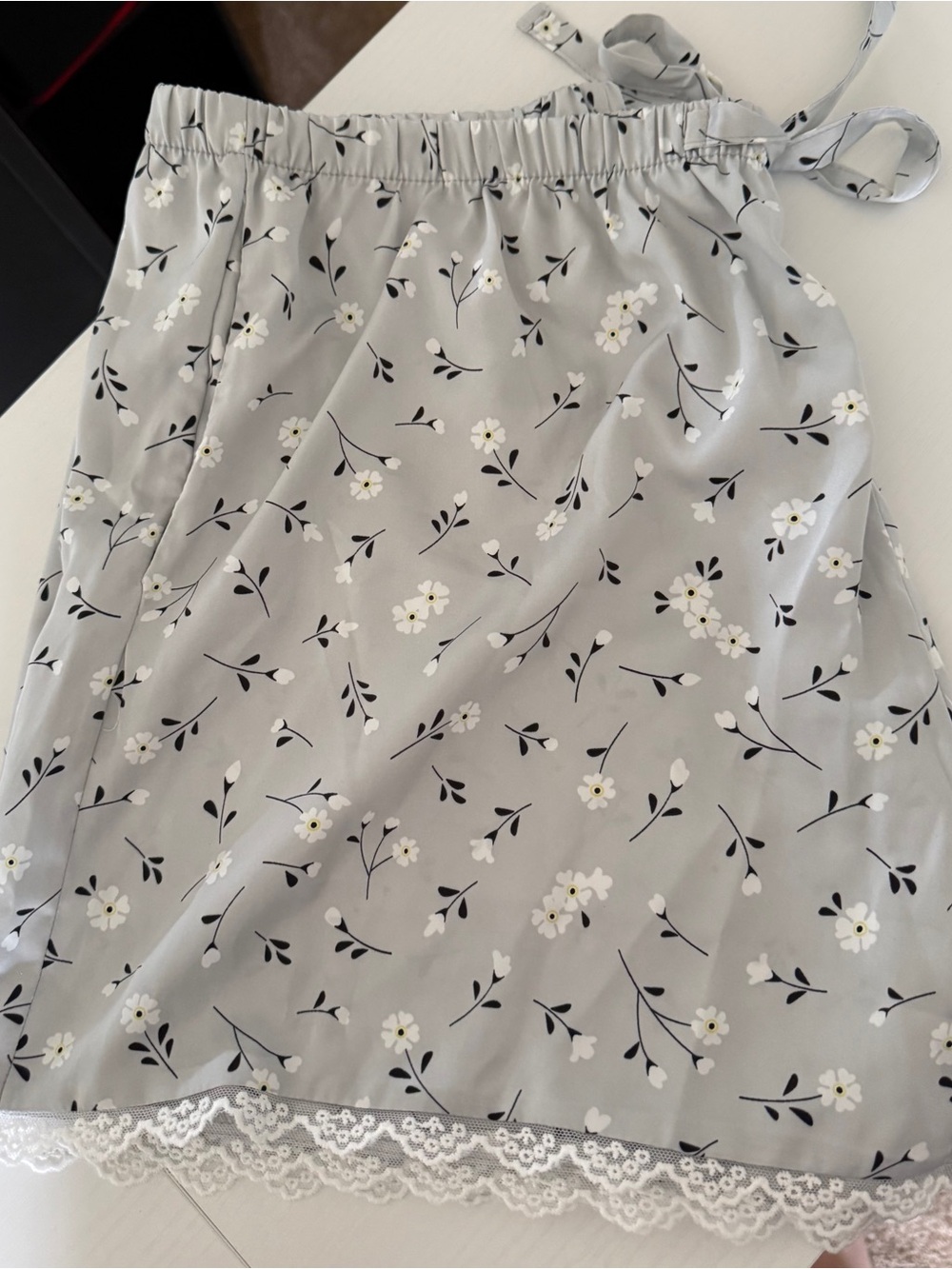 Flora Women's Light Gray Silky Short Shirt Lounge Pajama Set Size L - Picture 4 of 6